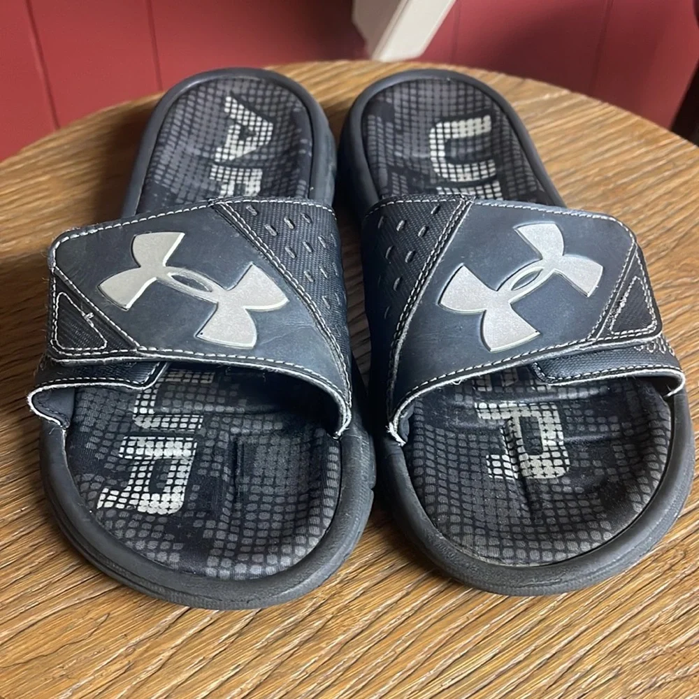 Under Armour4D foam black slide sandals. Size 6 Y
